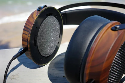Auriculares Hi‑Fi Kiwi Ears Altruva con driver dinámico de 50 mm, un auricular con almohadilla removible, vista desde un lado