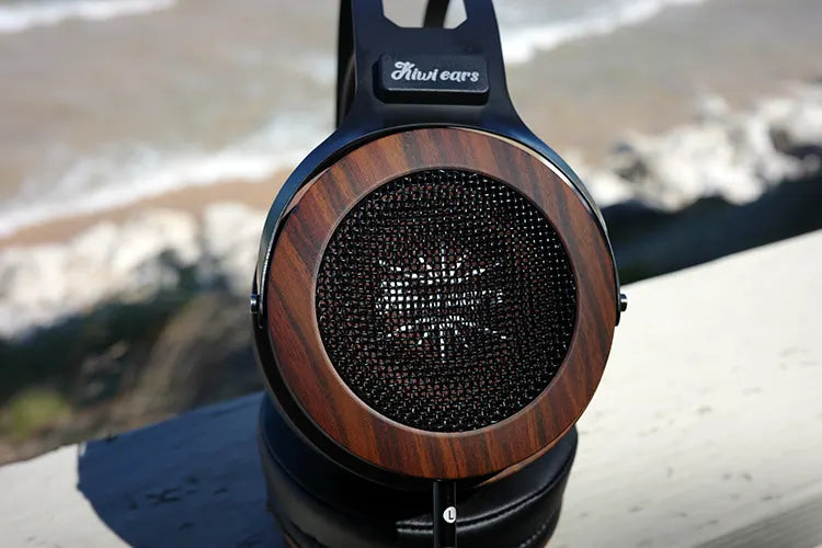 Auriculares KiWi EARS Altruva con copas de madera y rejilla, auriculares Hi-Fi con driver dinámico de 50 mm para audio de alta calidad.
