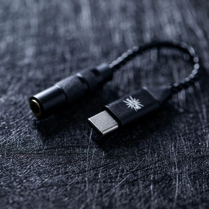 Adaptador DAC USB-C a 3.5mm de Kiwi Ears para audio Hi-Res, convertidor digital a analógico compacto y de alta calidad.