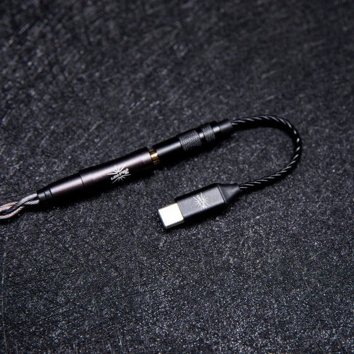 Adaptador DAC USB-C a 3.5mm Kiwi Ears AD1 para audio de alta resolución y sonido digital a analógico.