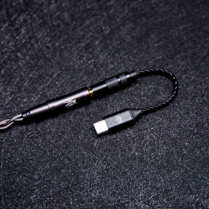 Adaptador DAC USB-C a 3.5mm Kiwi Ears AD1 para audio de alta resolución y sonido digital a analógico.