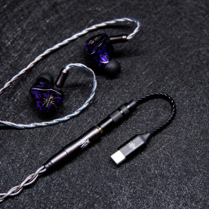 Adaptador DAC USB-C a 3.5mm Kiwi Ears AD1 para audio de alta resolución, convertidor digital a analógico compacto.