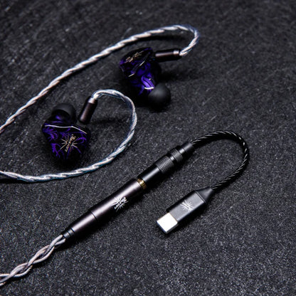 Adaptador DAC USB-C a 3.5mm Kiwi Ears AD1 para audio de alta resolución, convertidor digital a analógico compacto.