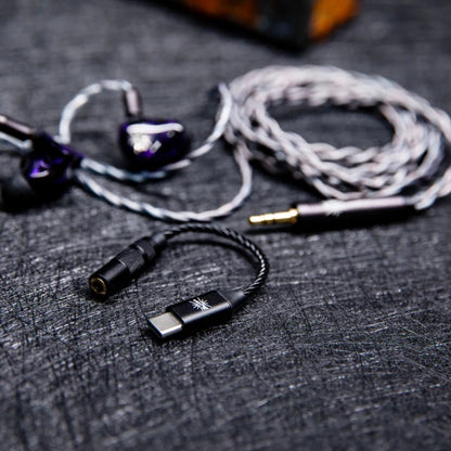 Adaptador DAC USB-C a 3.5mm Kiwi Ears AD1 para audio de alta resolución, convertidor digital a analógico compacto.