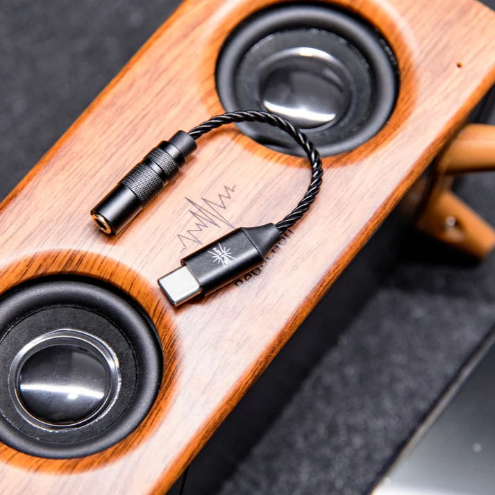 Adaptador DAC USB-C a 3.5mm Kiwi Ears AD1 para audio de alta resolución, convierte señal digital a analógica.