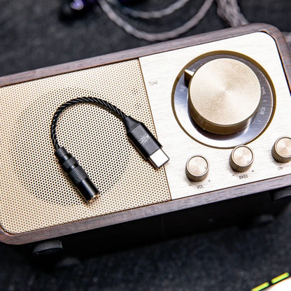 Adaptador DAC USB-C a 3.5mm Kiwi Ears AD1 para audio de alta resolución, convertidor digital a analógico compacto.