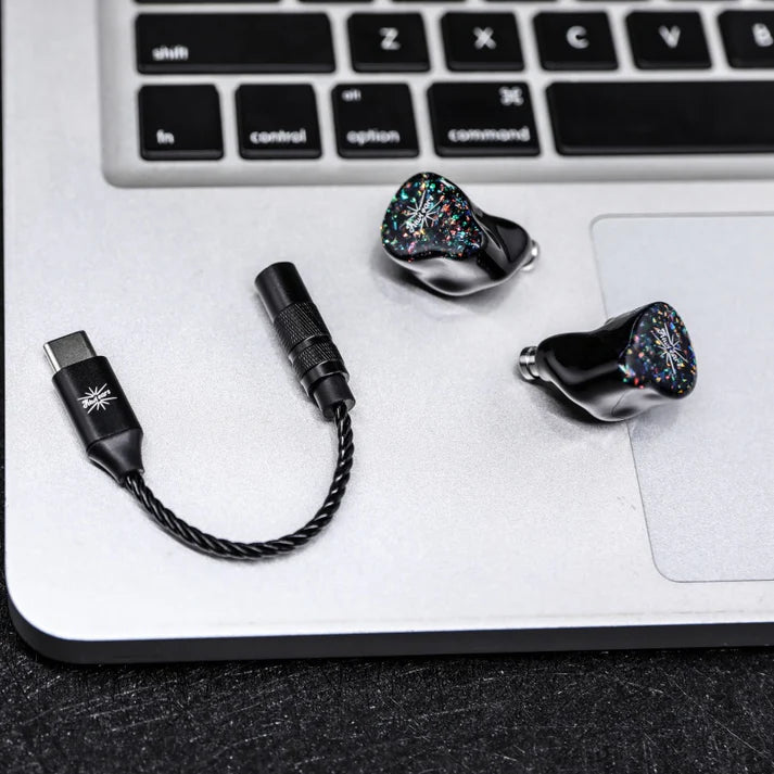 Adaptador DAC USB-C a 3.5mm Kiwi Ears AD1, convertidor digital a analógico para audio Hi-Res, conector compacto y de alta calidad.