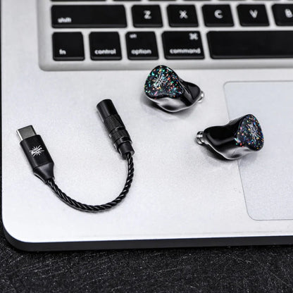 Adaptador DAC USB-C a 3.5mm Kiwi Ears AD1, convertidor digital a analógico para audio Hi-Res, conector compacto y de alta calidad.