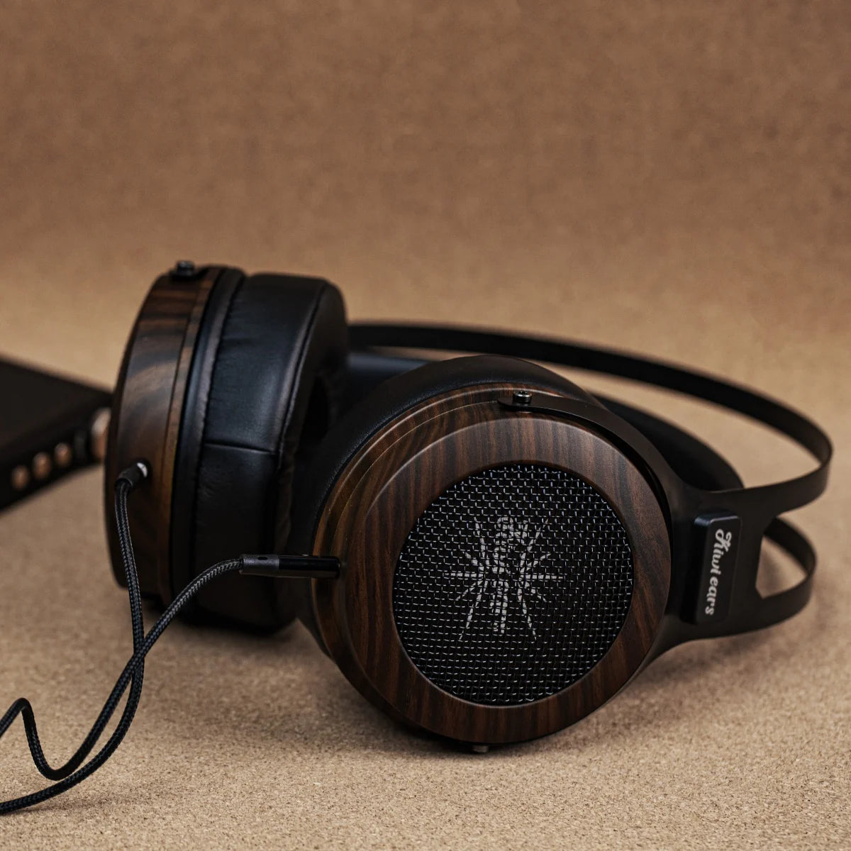 Auriculares Hi-Fi Kiwi Ears Altruva con driver dinámico de 50 mm y diseño moderno, visibles en la imagen.
