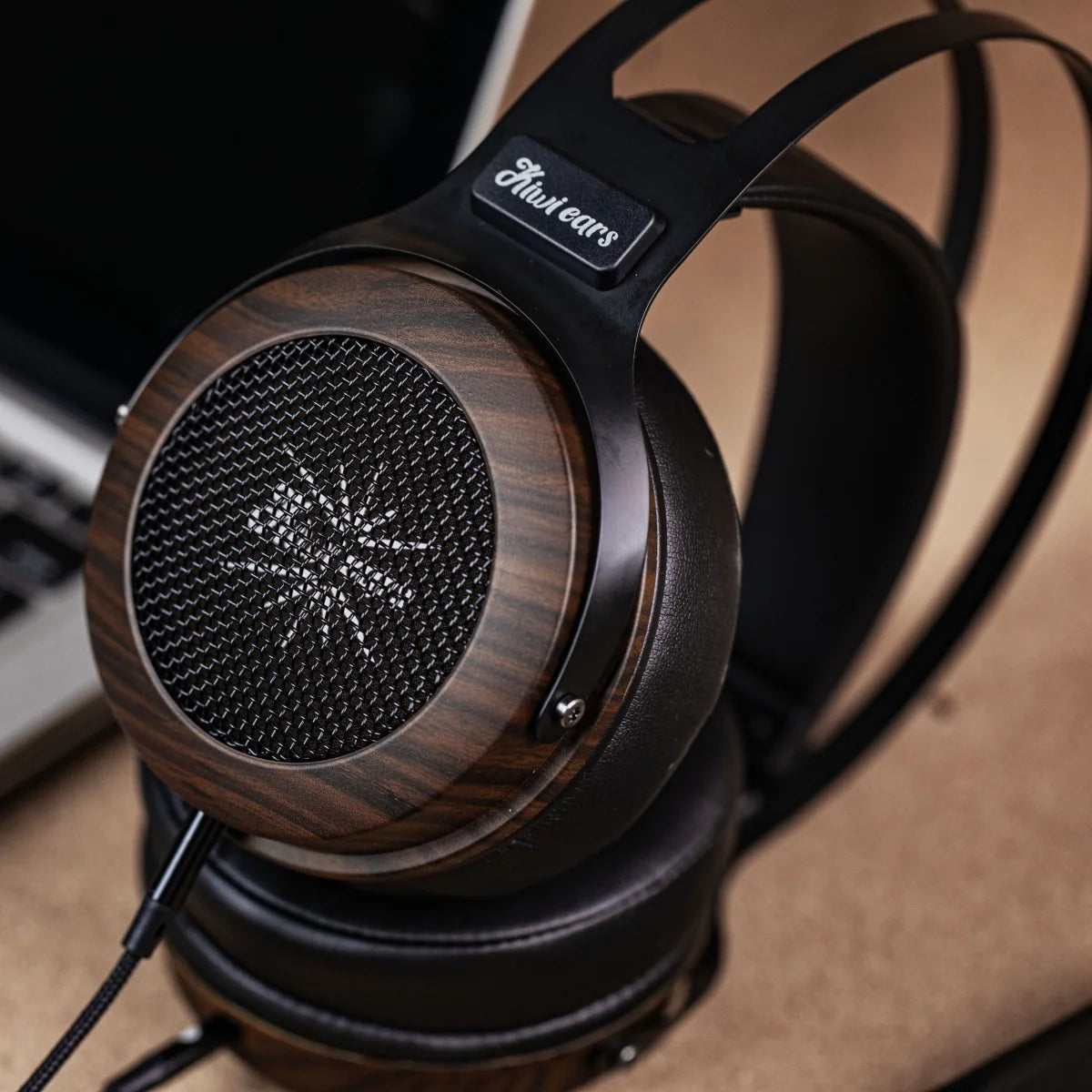 Auriculares KIWI EARS Altruva con driver dinámico de 50 mm, diseño elegante y audífonos Hi-Fi para sonido de alta calidad.