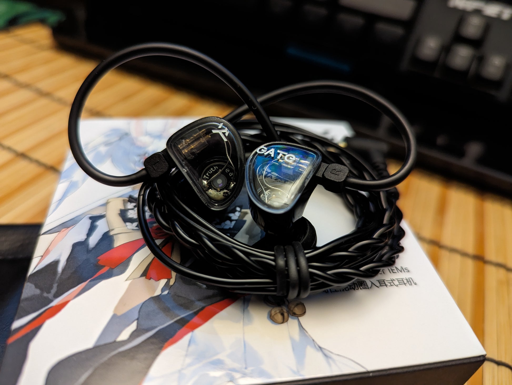 Auriculares in-ear TRUTHEAR Gate con driver dinámico de 10mm y diafragma LCP de carbono, vista frontal del monitor en-ear.