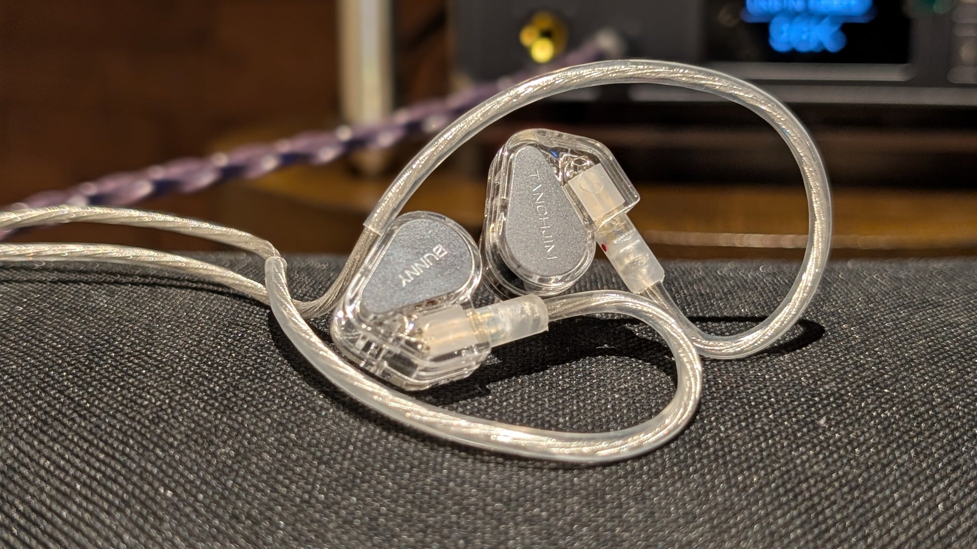 Auriculares IEM TANCHJIM Bunny con doble driver, micrófono y perfiles gaming, en color negro con diseño ergonómico.