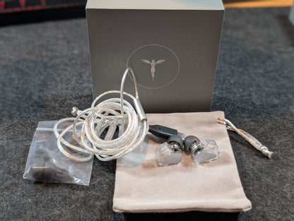 Audífonos in-ear TANCHJIM Bunny IEM con doble driver, micrófono y perfiles gaming, en color negro con detalles en rojo.