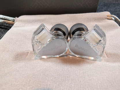 Auriculares IEM TANCHJIM Bunny con doble driver, micrófono y perfiles gaming, en negro con detalles en rojo y cable desmontable.