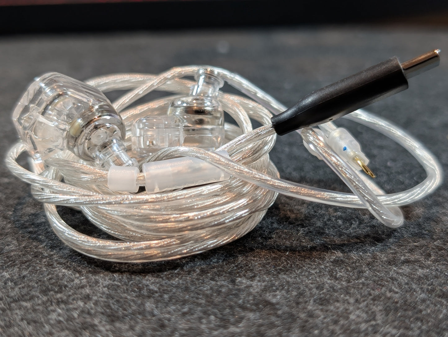Auriculares in-ear TANCHJIM Bunny IEM con doble driver, micrófono y perfiles gaming, en color negro con cable.