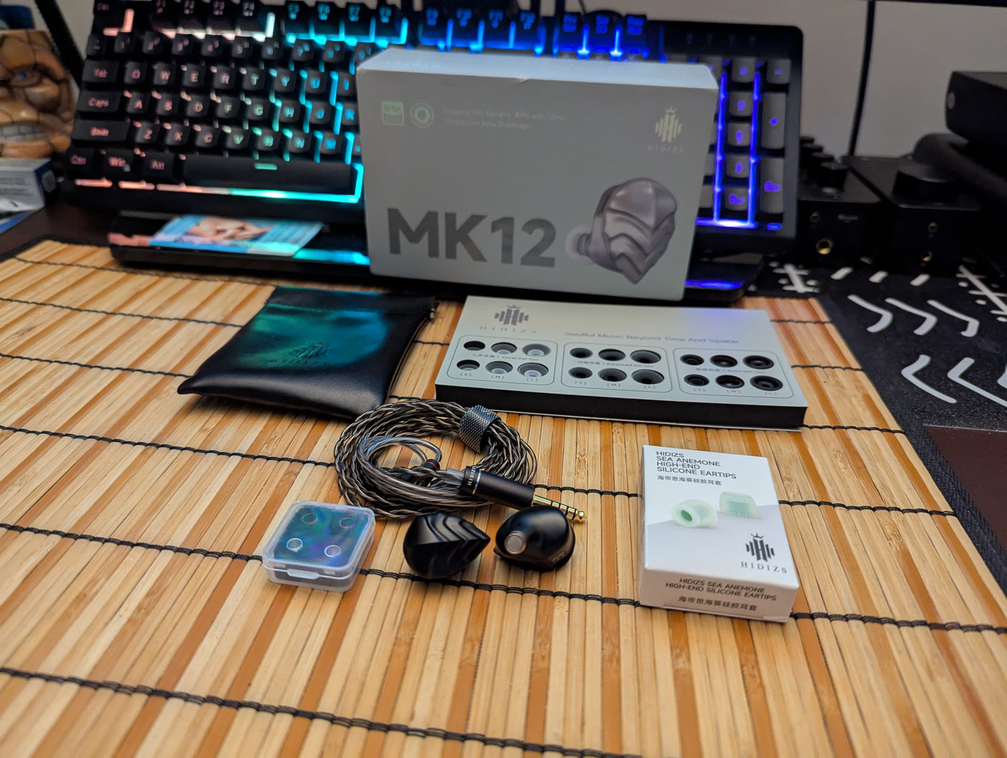 Auriculares in-ear HIDIZS MK12 Turris con diafragma de magnesio y 12mm, diseño compacto y auriculares dinámicos.