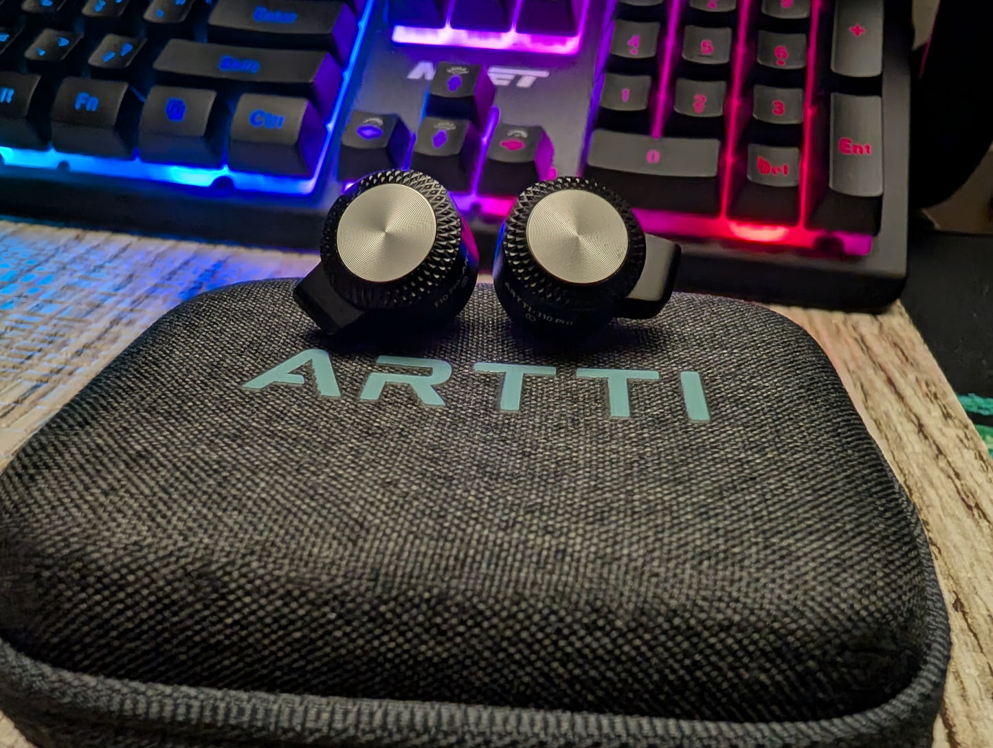 Auriculares IEM ARTTI T10 Pro con driver planar de 14.2mm y conectores intercambiables, en caja con cables y accesorios.
