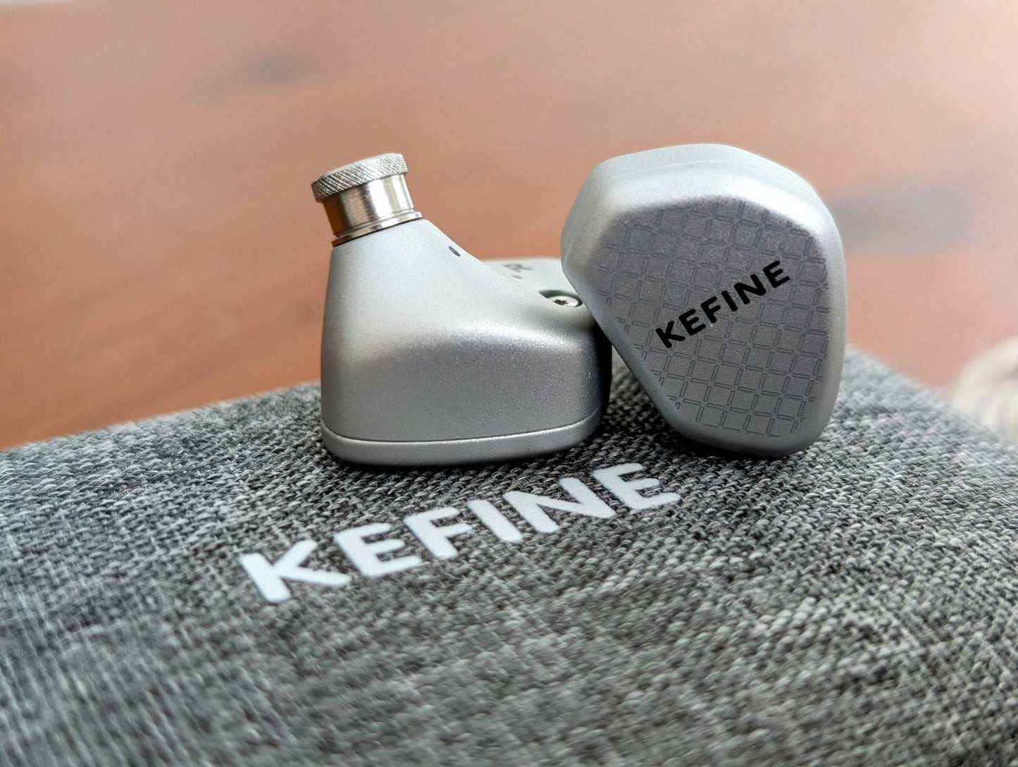Auriculares in-ear KEFINE Klean SV con diafragma DLC de 10mm y tres boquillas de ajuste, en color negro con acabado metálico.