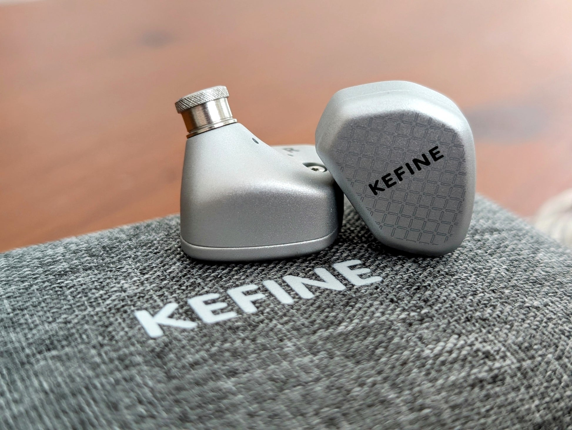 Auriculares in-ear KEFINE Klean SV con diafragma DLC de 10mm y tres boquillas de ajuste, en color negro con acabado metálico.