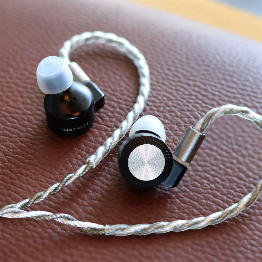 Audífonos IEM ARTTI T10 Pro con controlador planar de 14.2 mm y conectores intercambiables, en color negro.