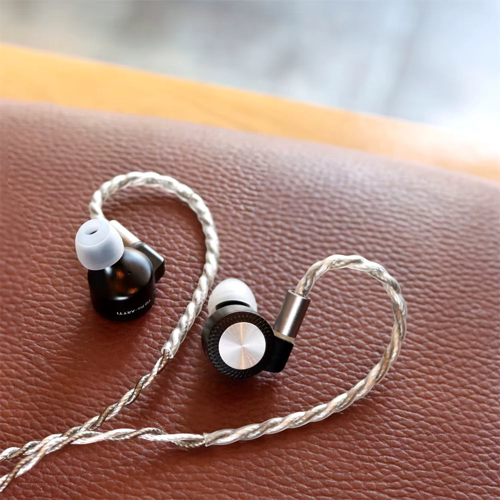 Auriculares in-ear ARTTI T10 Pro con driver planar de 14.2 mm y conectores intercambiables, diseño compacto y elegante.