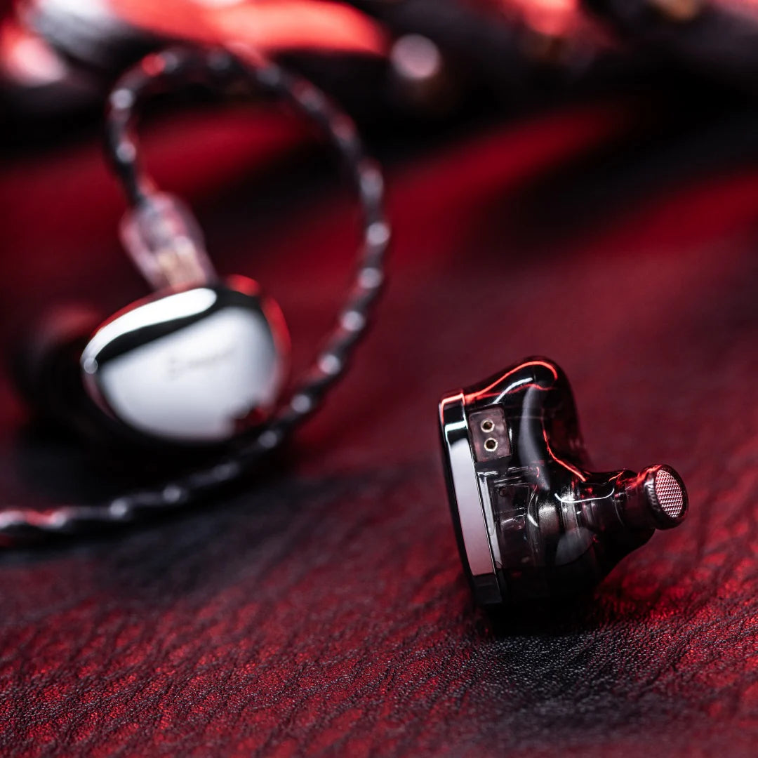Auriculares IEM híbridos SIMGOT EG280 con drivers DD y planar, conectados por USB-C para gaming y audio de alta calidad.