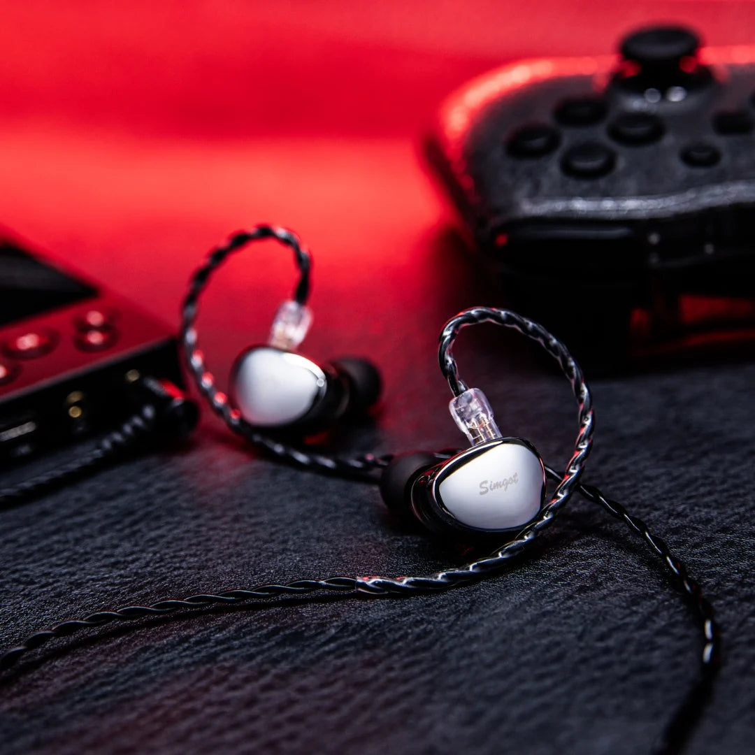 Auriculares IEM in-ear SIMGOT EG280 con driver híbrido DD y planar, conectados por USB-C para gaming y audio de alta calidad.