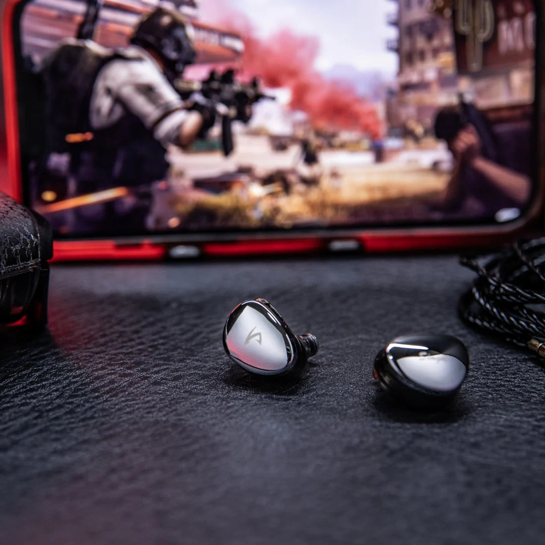 Audífonos in-ear SIMGOT EG280 IEM híbrido DD y planar con DAC USB-C para gaming, con diseño compacto y cables detallados.