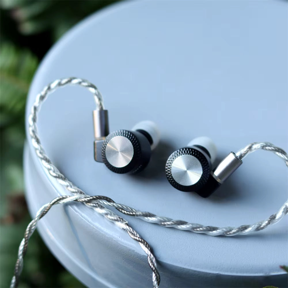 Auriculares IEM ARTTI T10 Pro con driver planar de 14.2mm y conectores intercambiables, en color negro con diseño ergonómico.