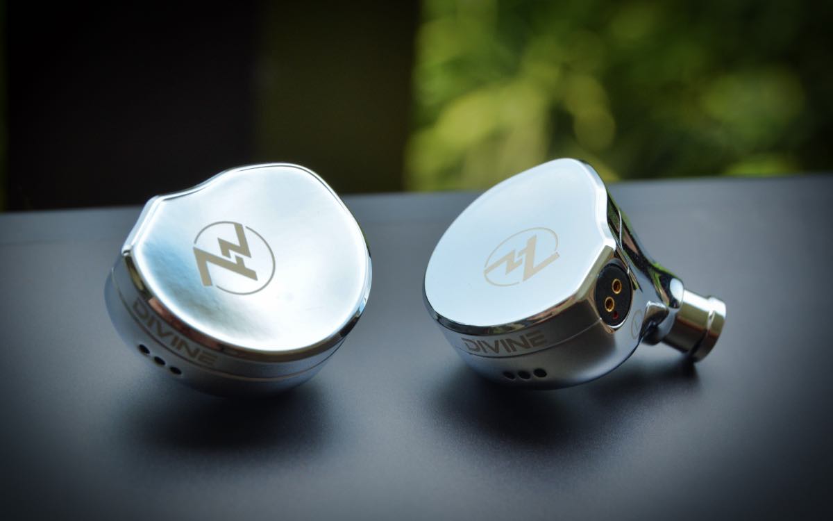 Auriculares in-ear 7Hz x Crinacle Divine, IEM planárico magnético de 14.5mm con diseño detallado y acabado en negro.