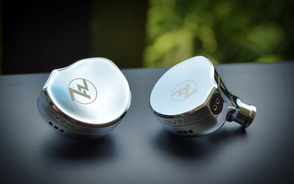 Auriculares in-ear 7Hz x Crinacle Divine, IEM planárico magnético de 14.5mm con diseño detallado y acabado en negro.