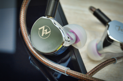 Auriculares IEM in-ear 7Hz x Crinacle Divine con diafragma planar magnético de 14.5mm, diseño moderno y detalles visibles en la imagen.
