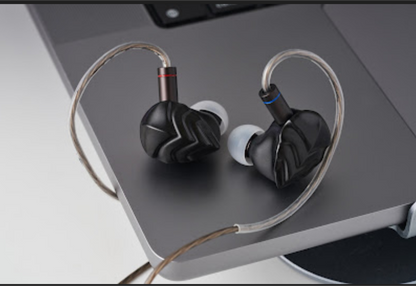 Auriculares in-ear HIDIZS MK12 Turris con diafragma dinámico de 12 mm y 91% magnesio, mostrado en la captura de pantalla.