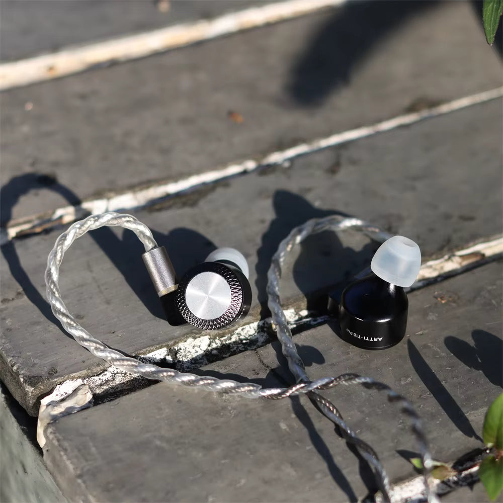 Auriculares in-ear ARTTI T10 Pro con driver planar de 14.2mm y conectores intercambiables, en color negro con cable desmontable.