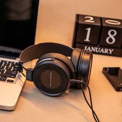 Auriculares SIMGOT EP5 con driver dinámico de 50 mm, diseño elegante y almohadillas acolchadas para una experiencia de sonido superior.