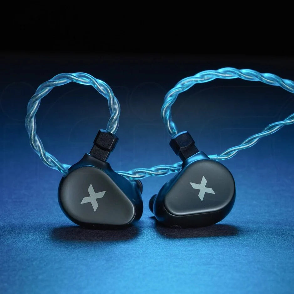 Auriculares in-ear DUNU Titan X con drivers de 10mm, doble cámara y doble imán, visibles en el monitor en-ear.
