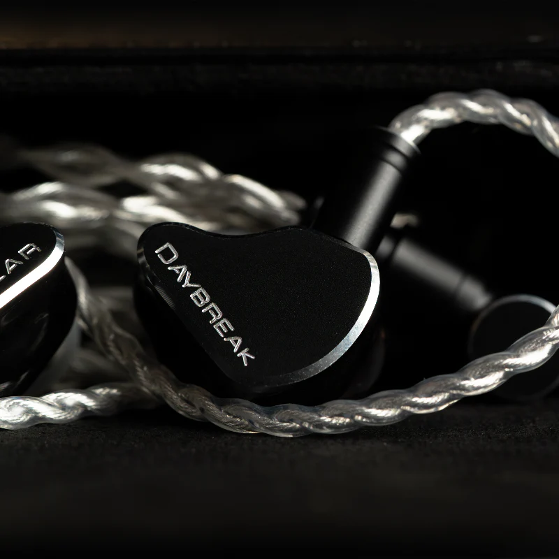 Auriculares in-ear CRINEAR CrinEar Daybreak con drivers tribrid 1DD, 2BA y 2 micro-planar tweeters, diseño elegante y premium.
