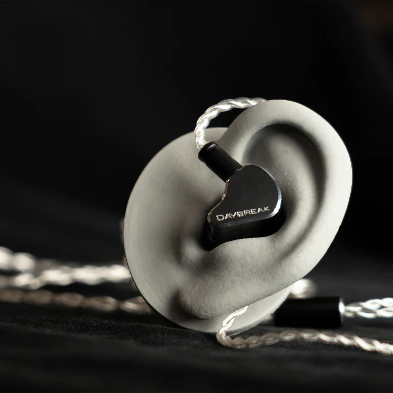 Auriculares in-ear CRINEAR CrinEar Daybreak con 1 driver dinámico, 2 balanced armature y 2 micro-Planar tweeters.