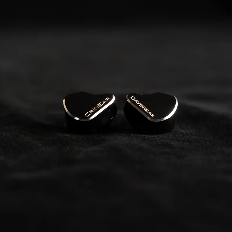 Audífonos in-ear CRINEAR CrinEar Daybreak con drivers tribrid 1DD, 2BA y 2 micro-planar tweeters, en color negro.