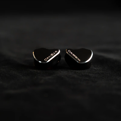 Audífonos in-ear CRINEAR CrinEar Daybreak con drivers tribrid 1DD, 2BA y 2 micro-planar tweeters, en color negro.