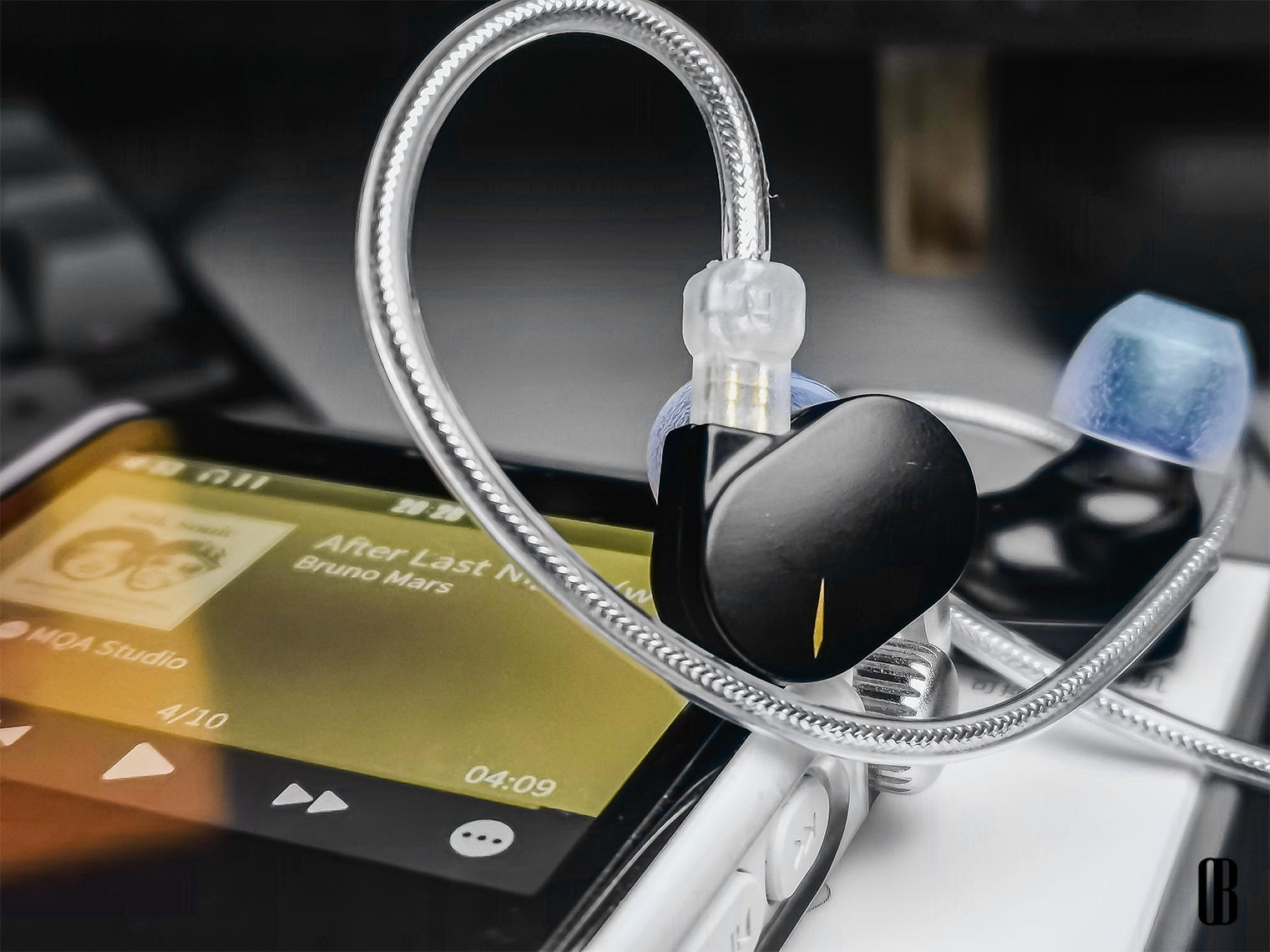Auriculares MOONDROP CHU II IEM con driver dinámico de 10mm de aluminio-magnesio, en color negro con cable.
