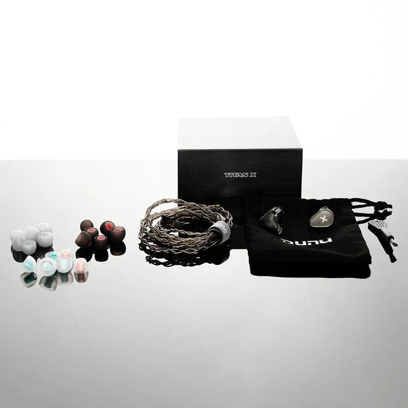 Auriculares in-ear DUNU Titan X con driver dinámico de 10 mm, doble cámara y doble imán, detalles visibles en los monitores.