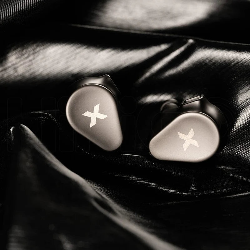 Auriculares in-ear DUNU Titan X con driver dinámico de 10mm, doble cámara y doble imán, en color negro.