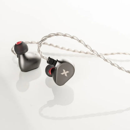 Auriculares in-ear DUNU Titan X con driver dinámico de 10 mm, doble cámara y doble imán, en color negro con diseño compacto