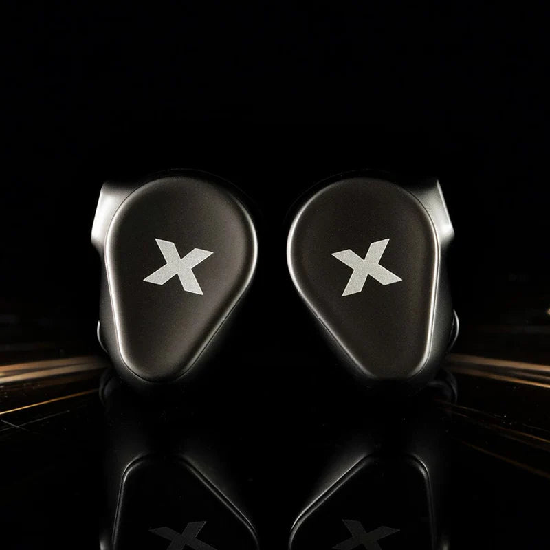 Auriculares in-ear DUNU Titan X con driver dinámico de 10 mm, doble cámara y doble imán, en color negro con diseño elegante.