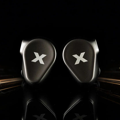 Auriculares in-ear DUNU Titan X con driver dinámico de 10 mm, doble cámara y doble imán, en color negro con diseño elegante.