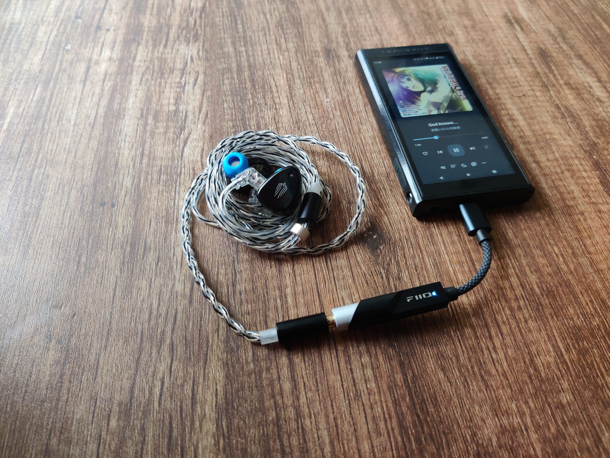 Convertidor DAC portátil FIIO KA11 con salida de 3.5mm y alta potencia, mostrando el dispositivo compacto y elegante.