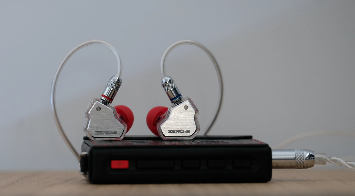 Audífonos IEM 7HZ x Crinacle Zero: 2 con driver dinámico de 10 mm, vista frontal con cable.