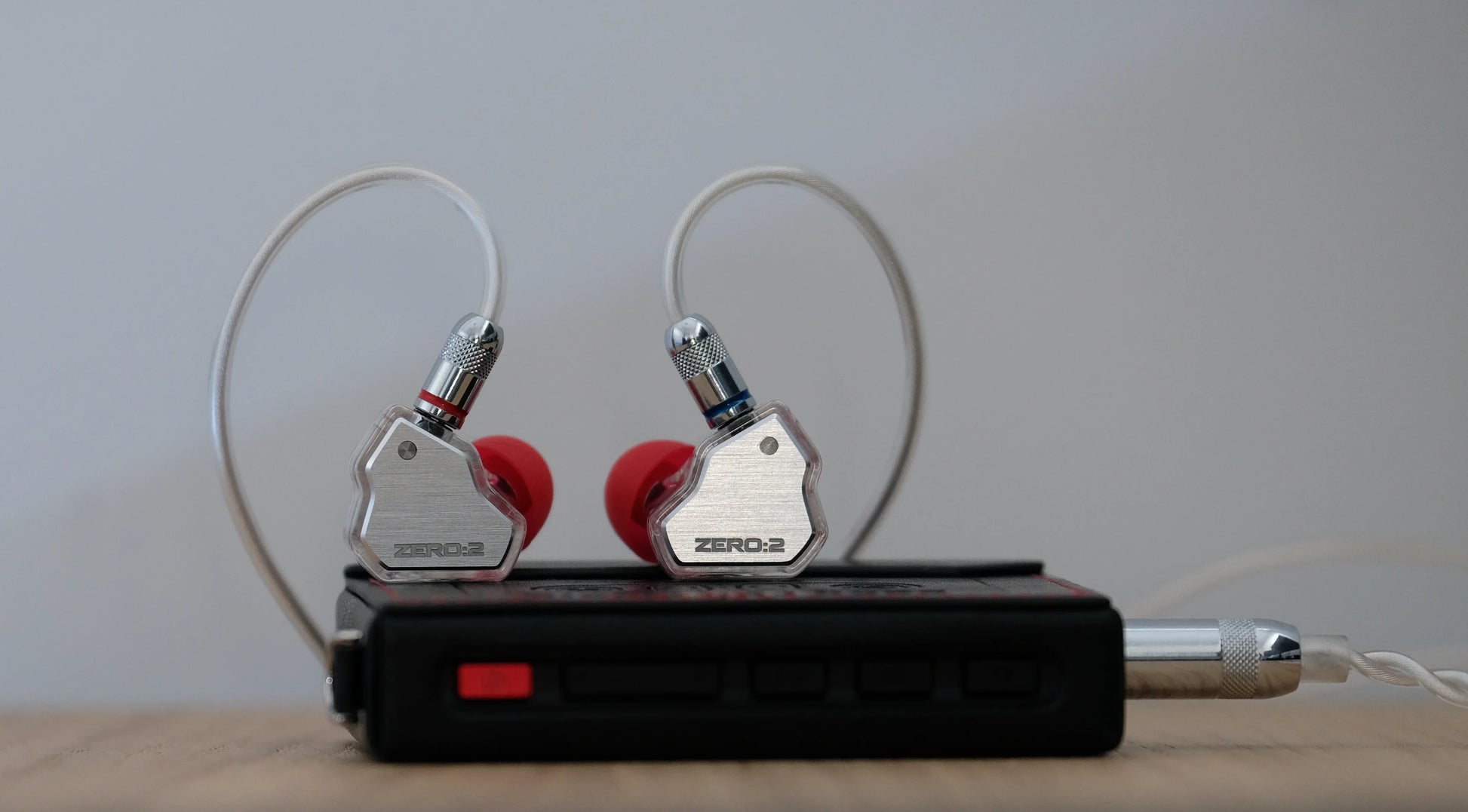 Audífonos IEM 7HZ x Crinacle Zero: 2 con driver dinámico de 10 mm, vista frontal con cable.