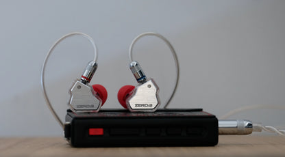 Audífonos IEM 7HZ x Crinacle Zero: 2 con driver dinámico de 10 mm, vista frontal con cable.